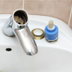 Qu'est-ce qui cause une fuite d'eau robinet