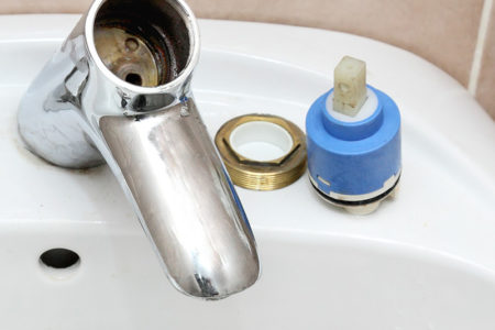 Qu'est-ce qui cause une fuite d'eau robinet