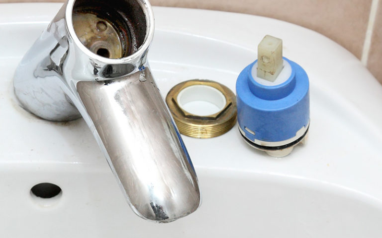 Qu'est-ce qui cause une fuite d'eau robinet